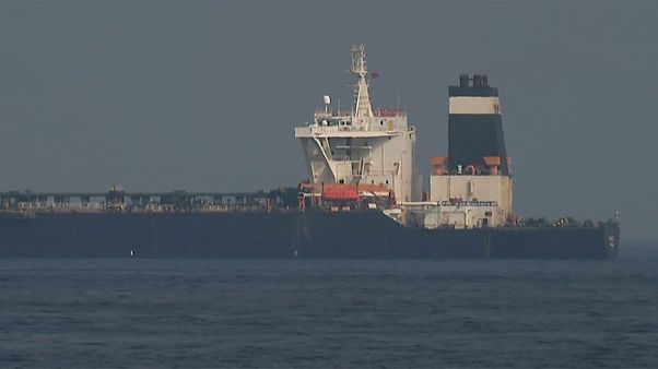 Iran: "Nessuno può violare la legge e l'ordine nello stretto di Hormuz" Iran: "Nessuno può violare la legge e l'ordine nello stretto di Hormuz"