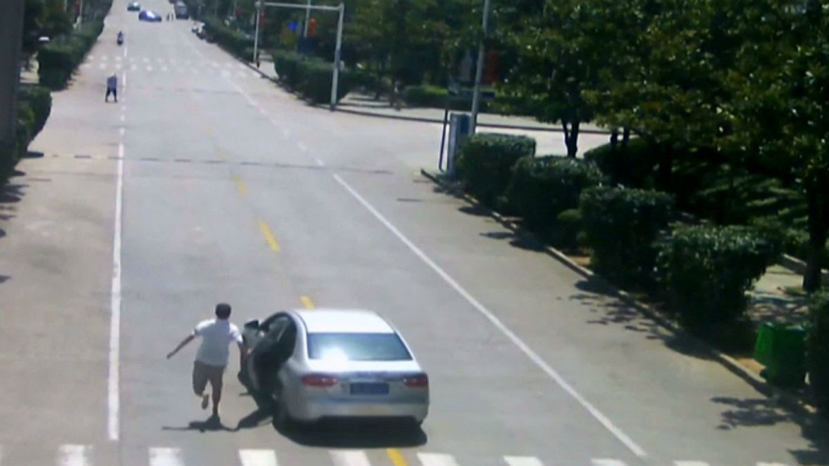 رجل يمضي مسرعا محاولا إيقاف السيارة التي انسابت تسير في طريق منحدر دون سائق 