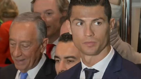 Cristiano Ronaldo: Vergewaltigung vom Tisch Cristiano Ronaldo: Vergewaltigung vom Tisch