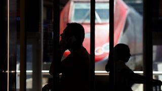 مسافرون عالقون في محطات القطارات الإيطالية