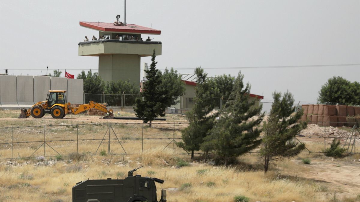 جنود اتراك يقفون أعلى برج مراقبة على الحدود السورية التركية بالقرب من محافظة ادلب السورية