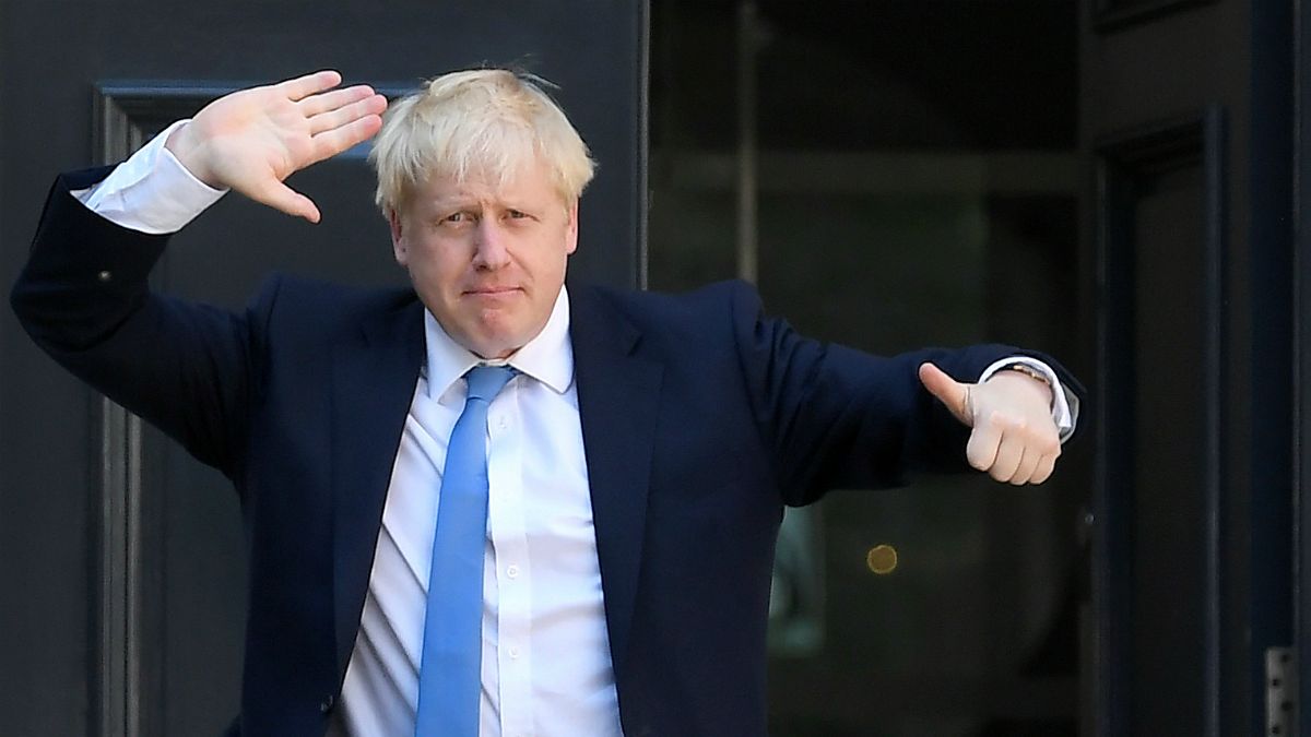 Boris Johnson celebra à porta da sede do Partido Conservador britânico