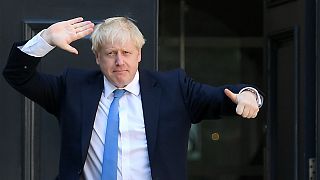 Boris Johnson celebra à porta da sede do Partido Conservador britânico