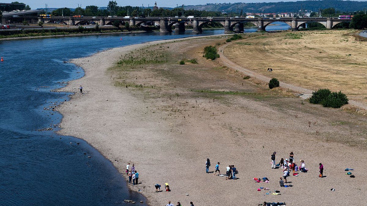 Az Elba folyó kiszáradt partja Drezda belvárosában 2019. július 10-én. 