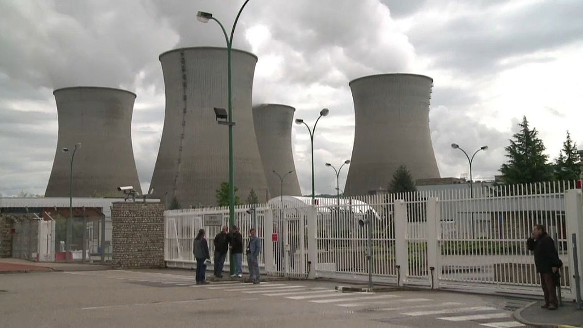 Francia para dos reactores nucleares por la ola de calor