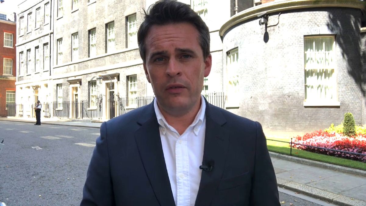 Vincent McAviney, a Euronews à porta do n.° 10 de Downing Street, em Londres