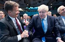 O derrotado Jeremy Hunt cumprimenta o vencedor Boris Johnson