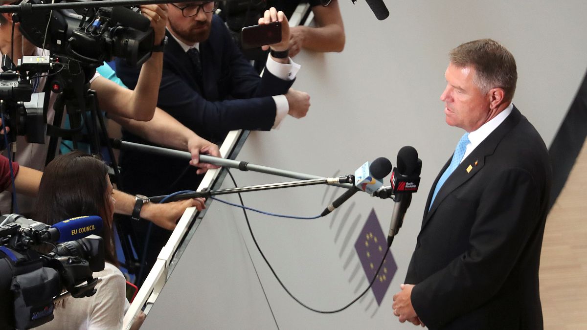 Klaus Iohannis újságíróknak beszél a június 30-ai uniós csúcson