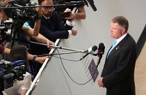 Klaus Iohannis újságíróknak beszél a június 30-ai uniós csúcson
