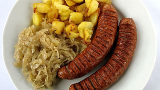 Bratwurst mit Kraut und Bratkartoffeln, steht für Ausländer für deutsches Essen.