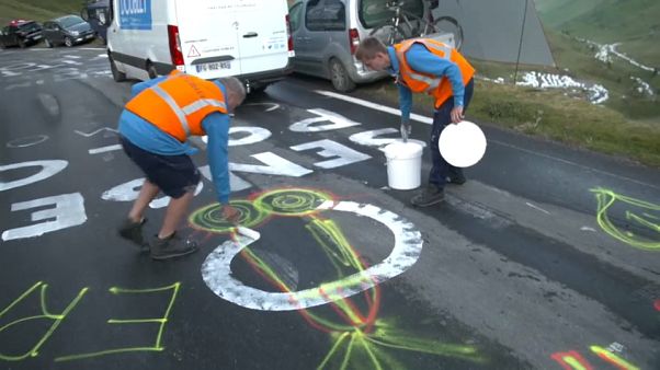 Queste 2 persone debbono cancellare i disegni osceni al tour de France Queste 2 persone debbono cancellare i disegni osceni al tour de France