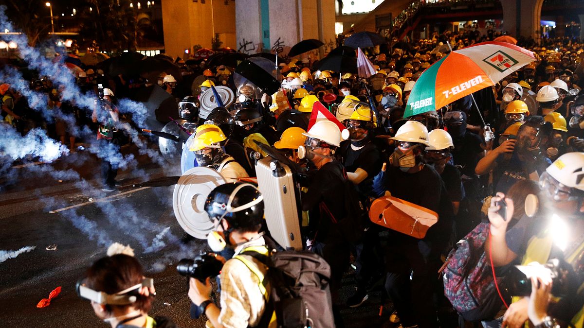 Çin: "ABD, Hong Kong’dan kirli ellerini çeksin"
