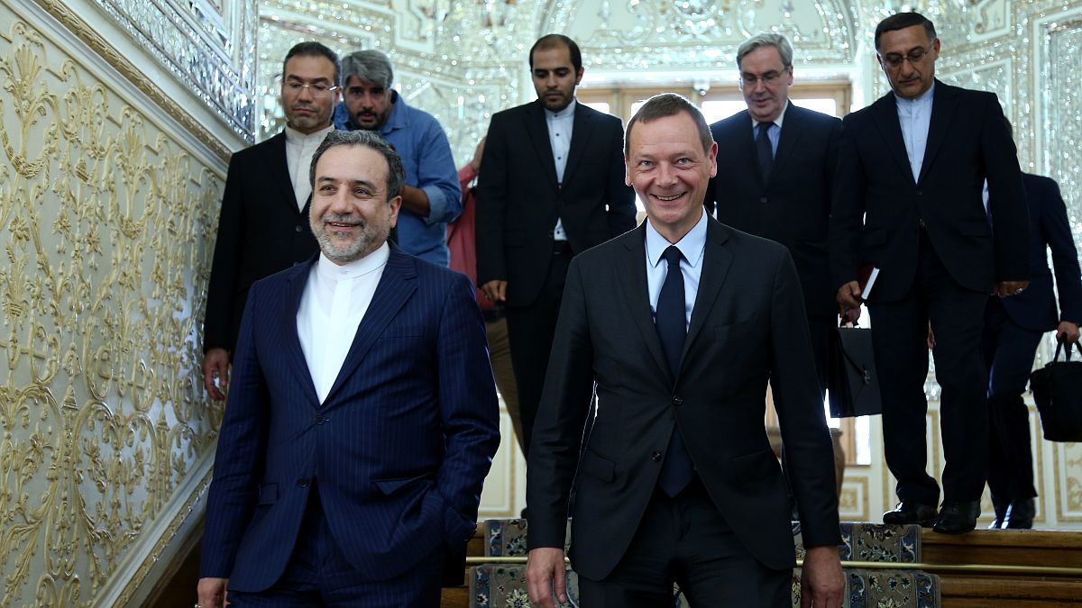 عباس عراقجي مع الديبلوماسي الفرنسي إيمانويل بونّ خلال زيارة قام بها الأخير إلى طهران 