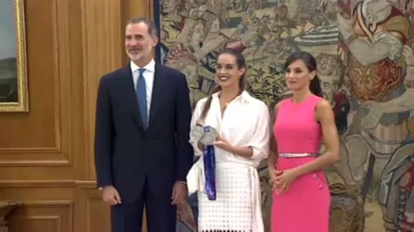Ona Carbonell enseña sus medallas a los reyes de España Ona Carbonell enseña sus medallas a los reyes de España