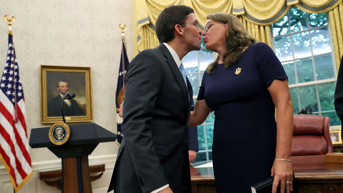 Mark Esper Beyaz Saray'daki yemin töreninin ardından eşi Leah ile öpüştü 