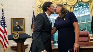 Mark Esper Beyaz Saray'daki yemin töreninin ardından eşi Leah ile öpüştü