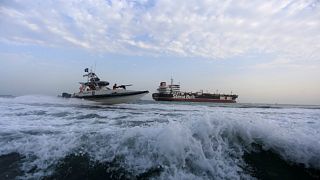 زورق تابع للحرس الثوري الإيراني يبحر بالقرب من الناقلة البريطانية ستينا إمبيرو قرب مضيق هرمز