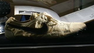 شاهد: "حذاء القمر" يحطم رقما قياسيا ويباع بأكثر من 435 ألف دولار