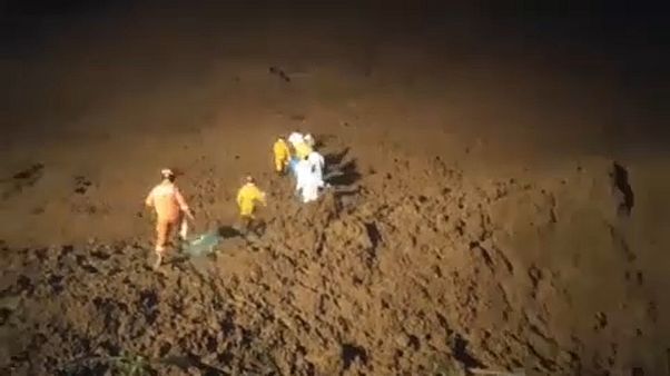 Pelo menos 12 mortos em deslizamentos de terra na China Pelo menos 12 mortos em deslizamentos de terra na China