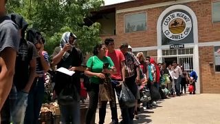 Migrantes regresan a sus países hartos de esperar en México