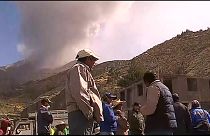 Evacuaciones tras otra erupción del volcán Ubinas en Perú