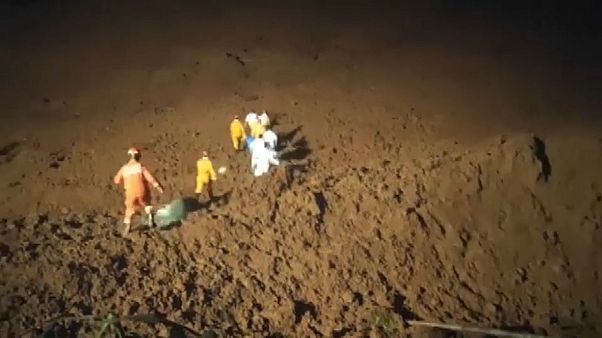 Mindestens ein Dutzend Tote nach Erdrutschen Mindestens ein Dutzend Tote nach Erdrutschen