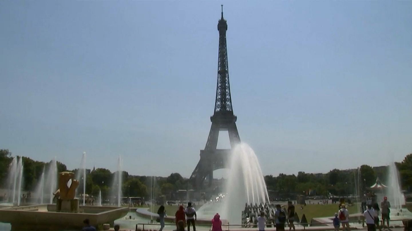 Watch Tourists Cool Off In Paris Fountains As France Sizzles Euronews
