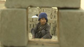ویدئو؛ کار کودکان افغانستان در کارگاه آجرسازی