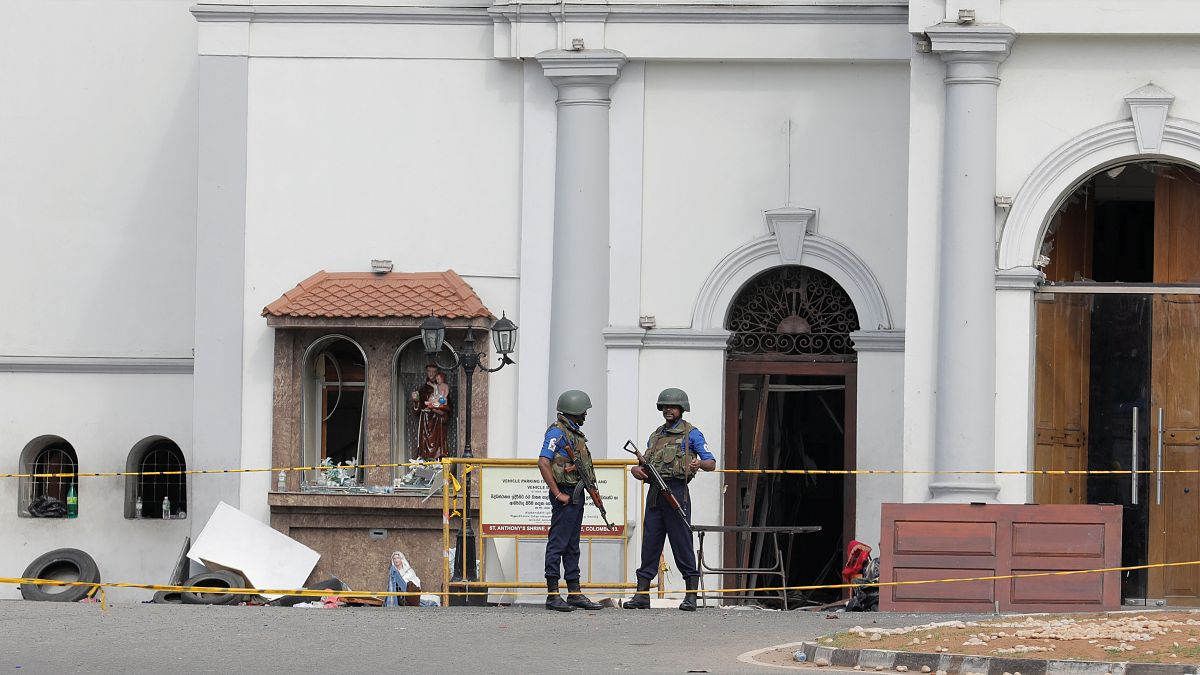جنديان يقفان حراسة أمام كنسية تعرضت لهجوم بالقنابل في كولومبو بعد يومين من الهجوم يوم 23 أبريل نيسان 2019.