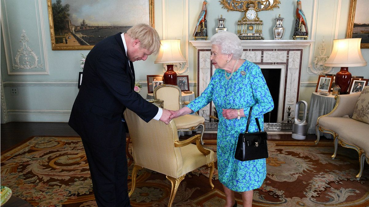 ملکه الیزابت و بوریس جانسون نخست وزیر تازه بریتانیا