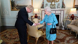 ملکه الیزابت و بوریس جانسون نخست وزیر تازه بریتانیا