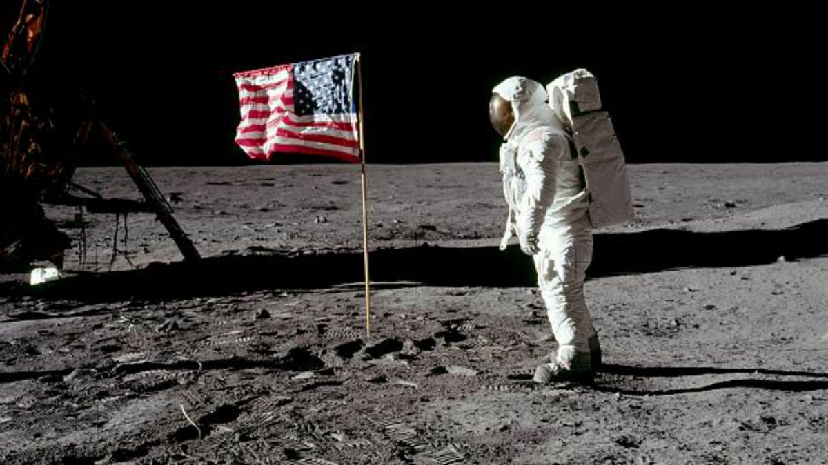 رائد الفضاء الأمريكي نيل أرمسترونغ يسير على سطح القمر ـ ناسا