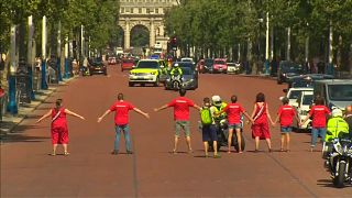 متظاهرون يقطعون الطريق على موكب رئيس وزراء بريطانيا الجديد بوريس جونسون