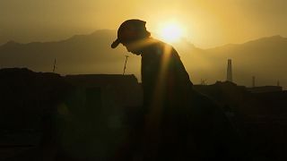من تلميذ إلى صانع للطوب.. الفقر والحرب والفساد تجبر الأطفال على العمل في أفغانستان