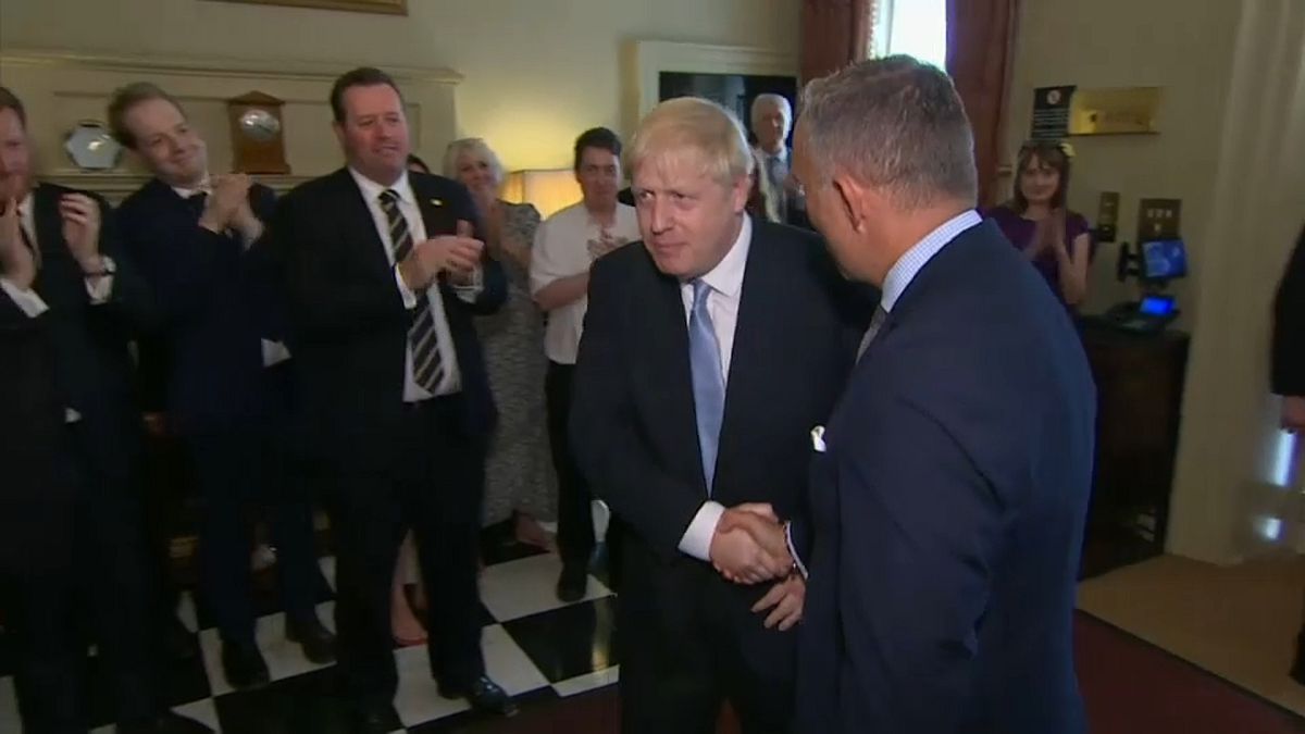 شاهد: بوريس جونسون يدخل "داوننغ ستريت" لأول مرة كرئيس وزراء وسط تصفيق حار