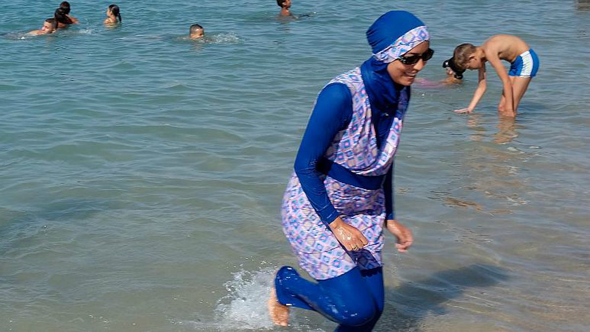امرأة تلبس البوركيني على أحد شواطئ مدينة مارسيليا الفرنسية 