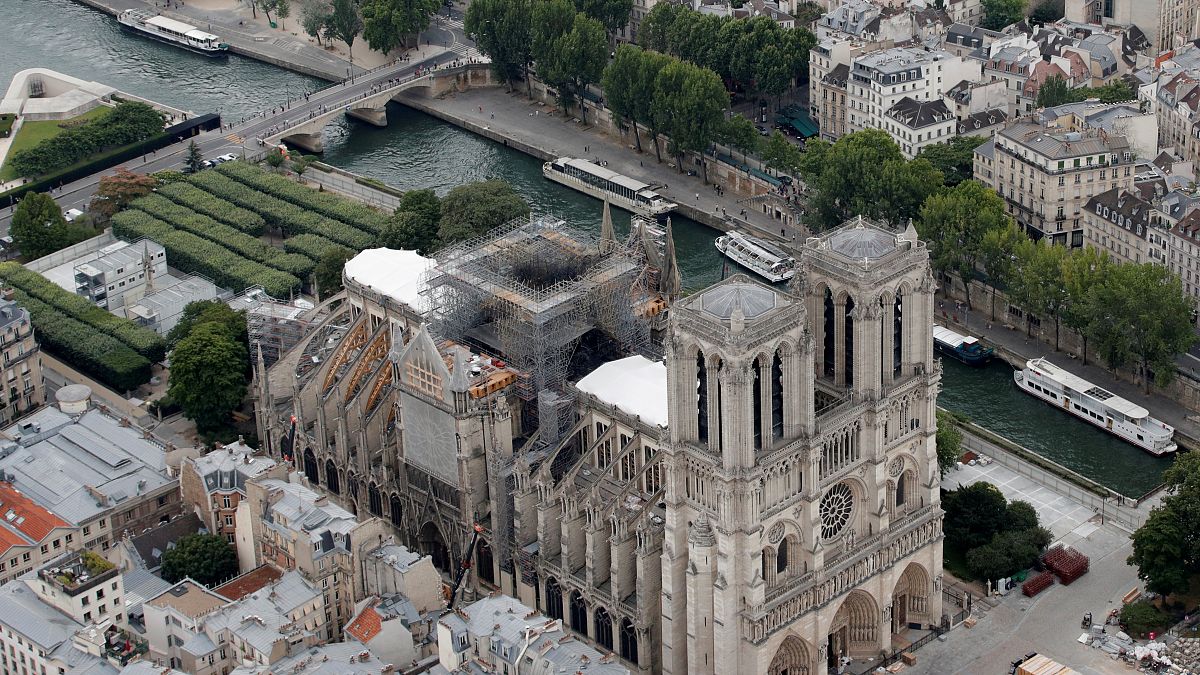Die zerstörte Kathedrale Notre-Dame aus der Luft.