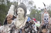 Au Paraguay, les costumes en plumes de poulet sont de rigueur