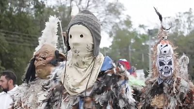 Au Paraguay, les costumes en plumes de poulet sont de rigueur