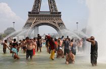 В жаркие дни парижане приходят прохладиться к фонтанам у Эйфелевой башни