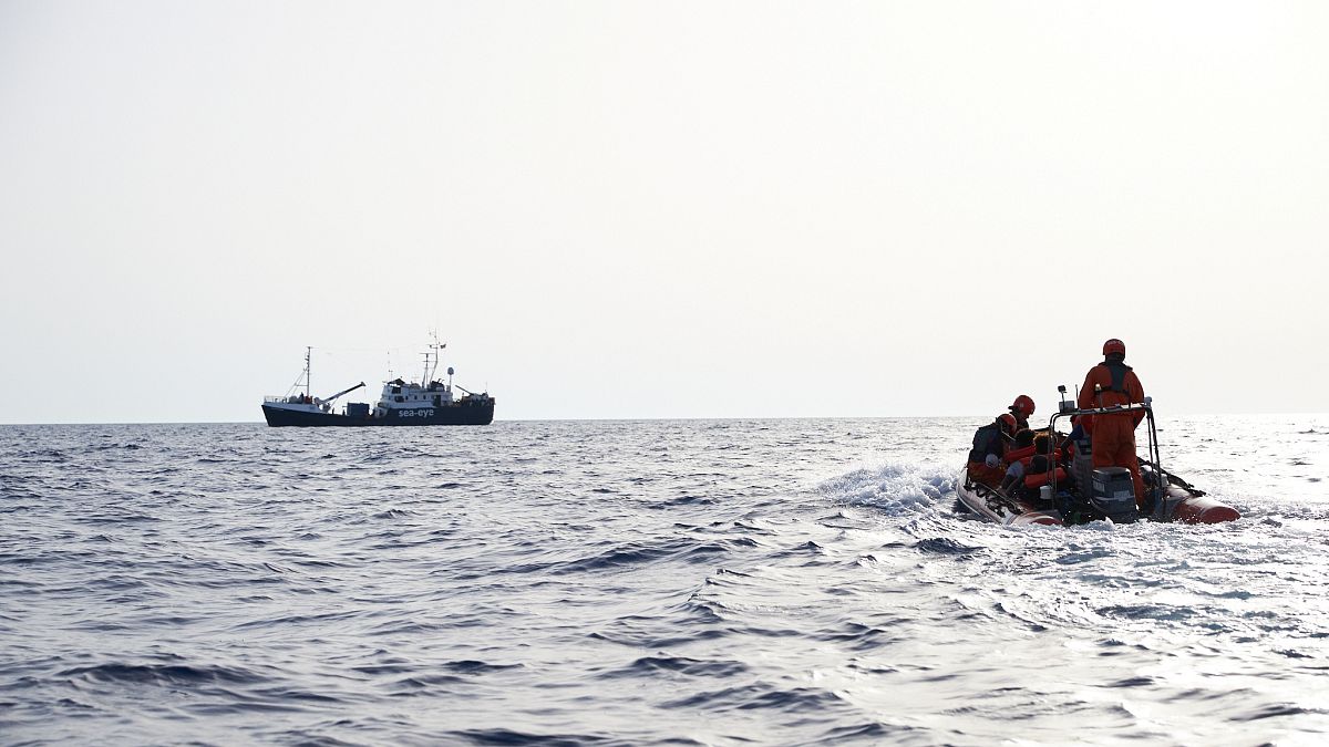 صورة من إحدى عمليات الإنقاذ قبالة السواحل الليبية 