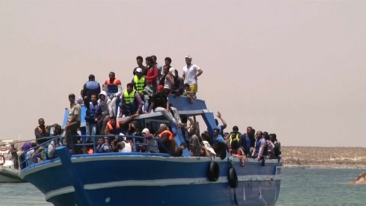 Al menos 116 muertos al naufragar un barco de migrantes en aguas libias