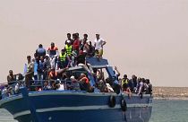 Al menos 116 muertos al naufragar un barco de migrantes en aguas libias