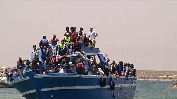 Al menos 116 muertos al naufragar un barco de migrantes en aguas libias Al menos 116 muertos al naufragar un barco de migrantes en aguas libias