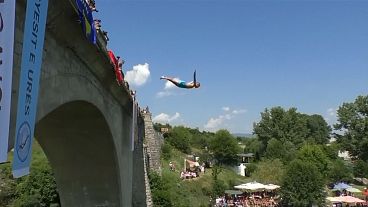 شاهد: القفز من الجسر مسابقات ذات شعبية في كوسوفو!