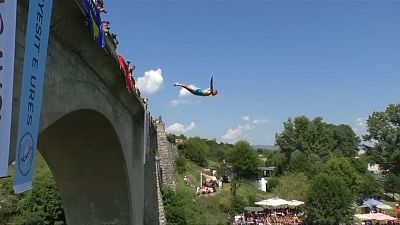 شاهد: القفز من الجسر مسابقات ذات شعبية في كوسوفو!