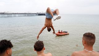 İngiltere'nin Brighton kentinde sıcaktan bunalan gençler suya atladı