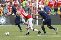 Messer-Gang greift Auto von Mesut Özil an - Kolasinac schlägt zurück