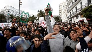 شبان جزائريون يطالبون بتغييرات جذرية في العاصمة الجزائر - رويترز