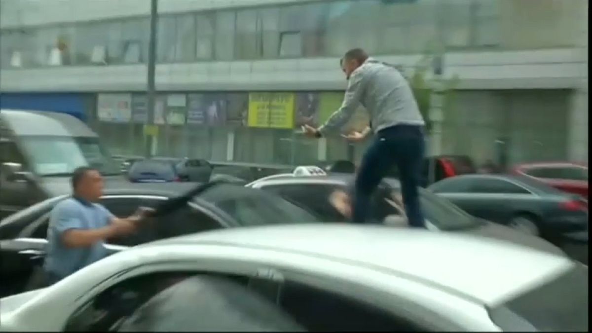 Mann springt auf Auto von Poroschenko